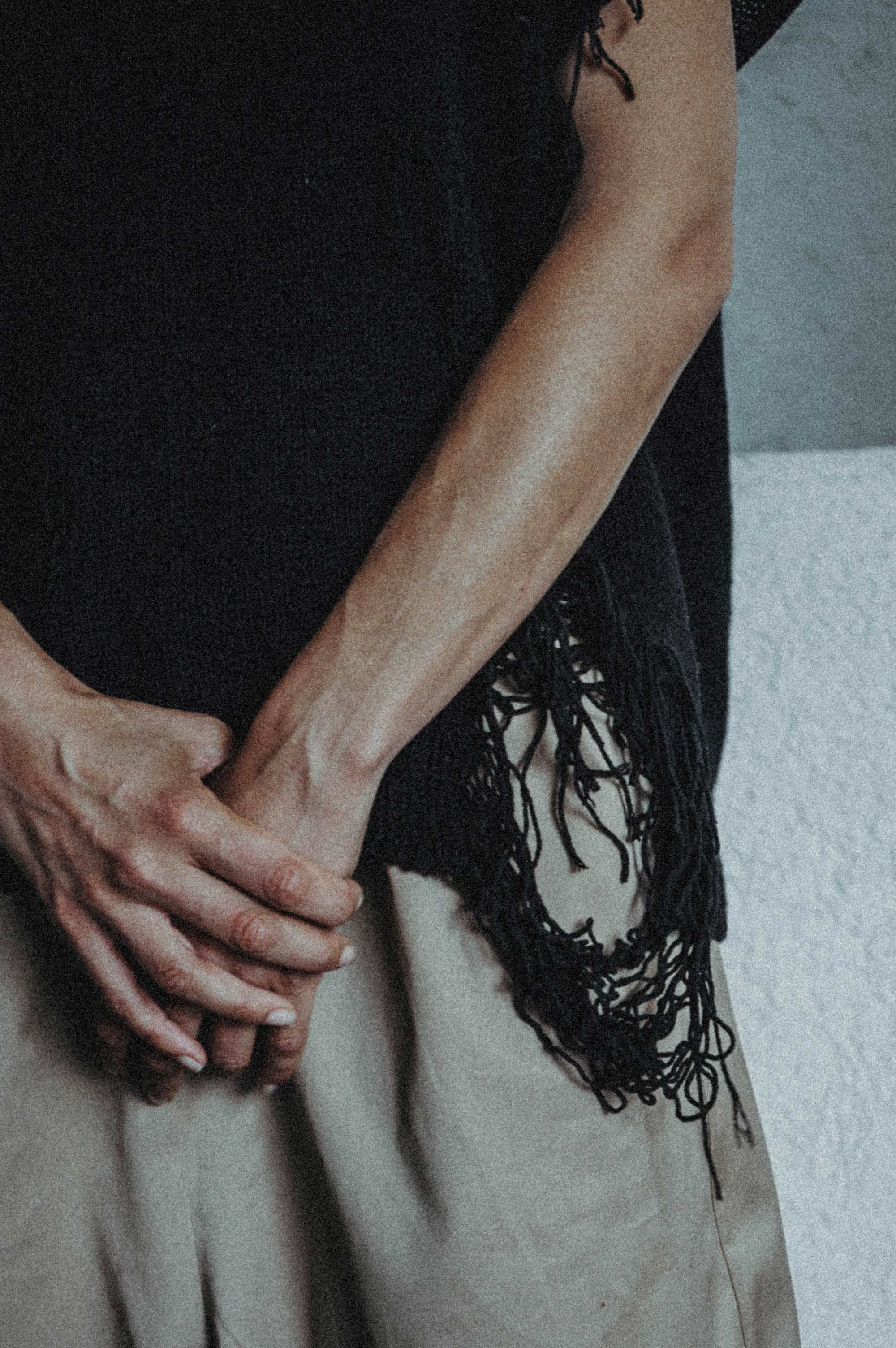 DISTRESSED COTTON SWEATER