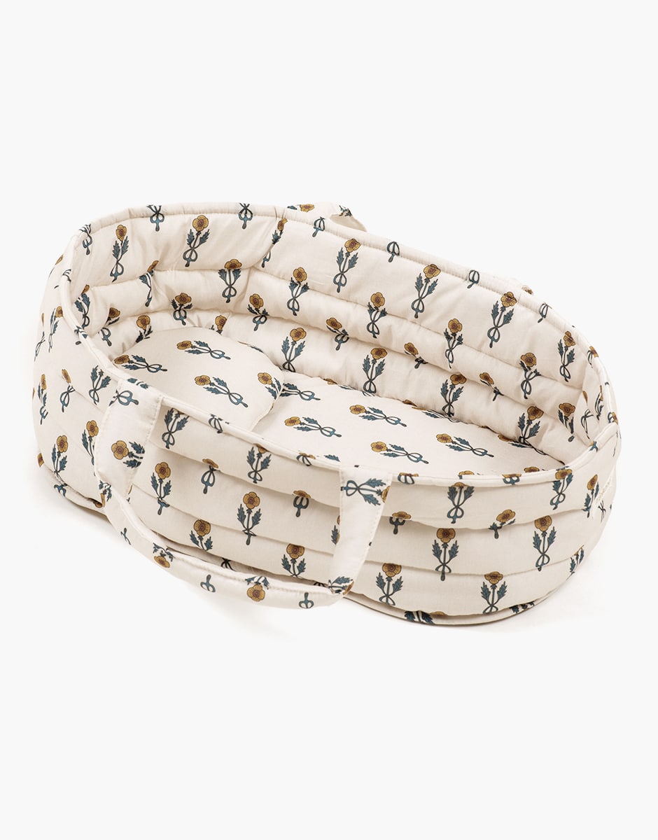 Bassinet and its Nordic Flowers pillow