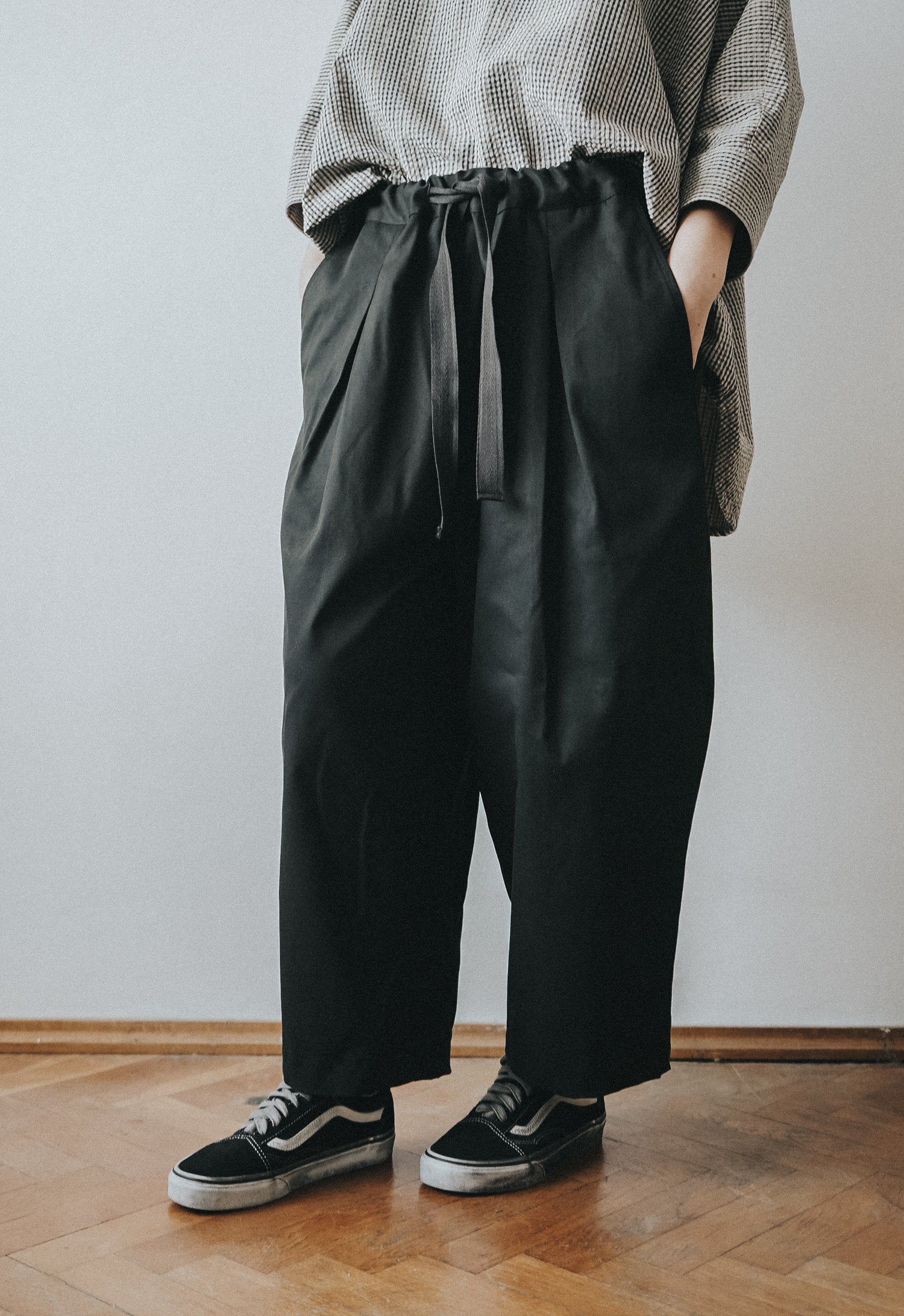 SHOPLIFTERS PLEATED TROUSERS