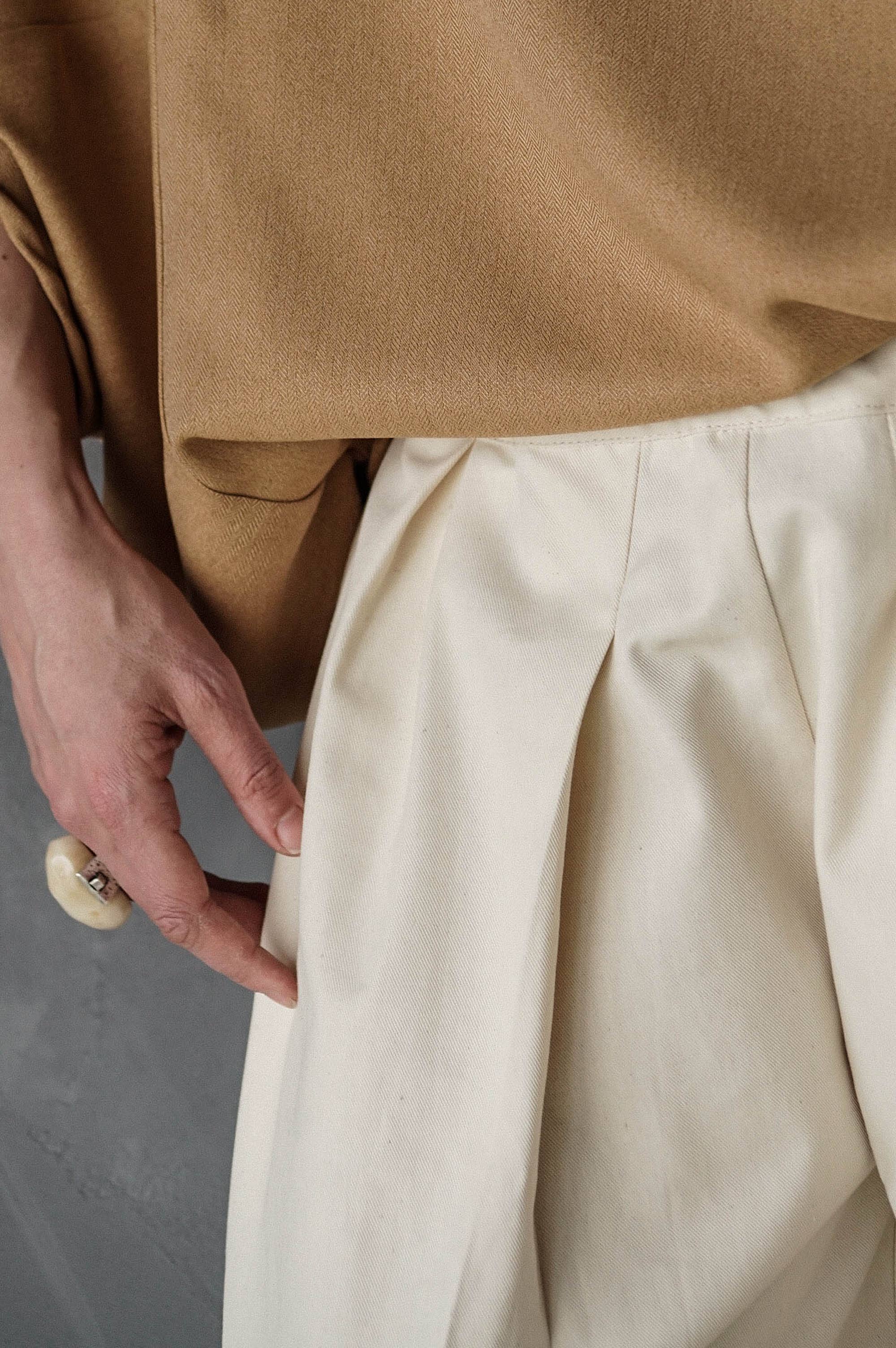 A TRIP PLEATED TROUSERS