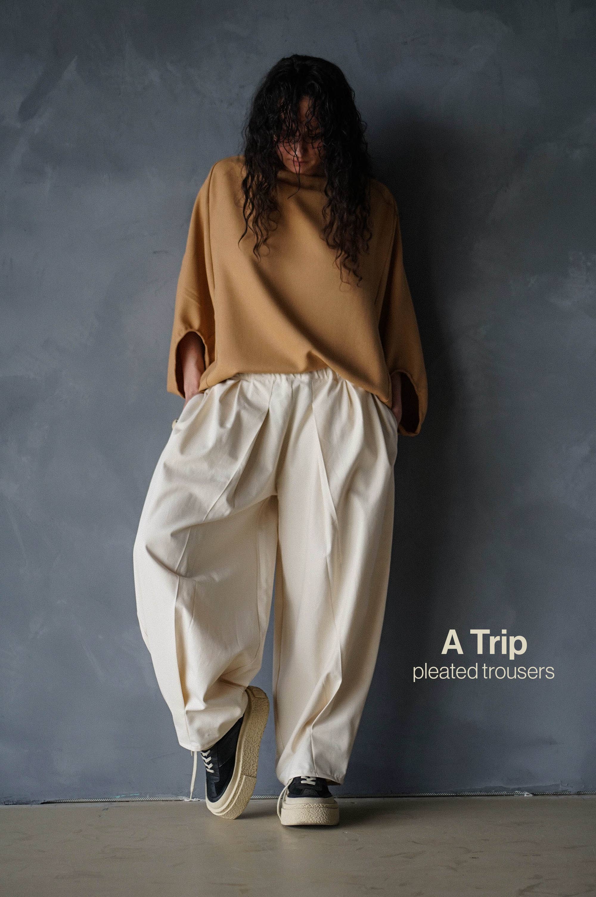 A TRIP PLEATED TROUSERS