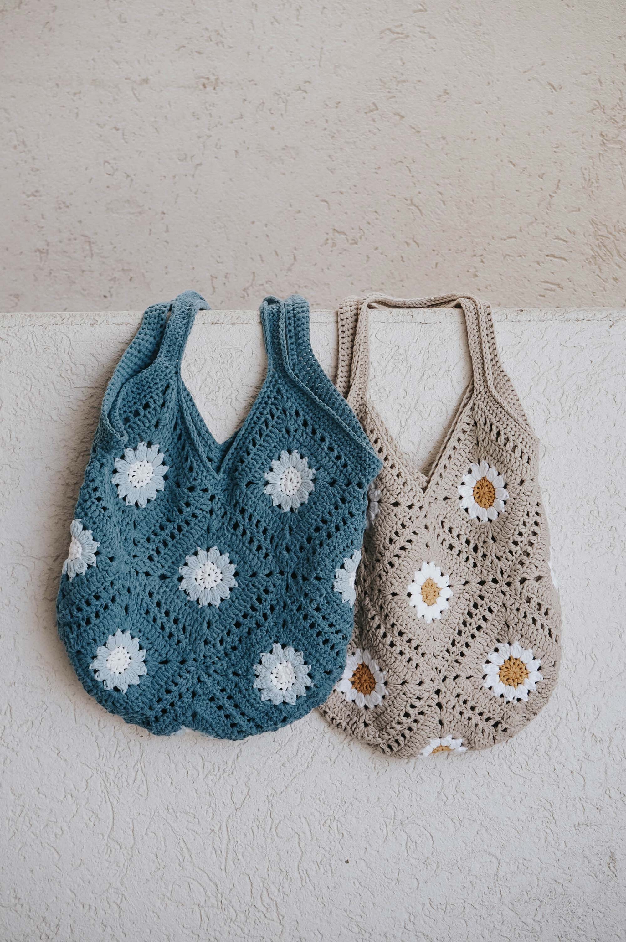 Hand crochet-knit tote bag (blue)