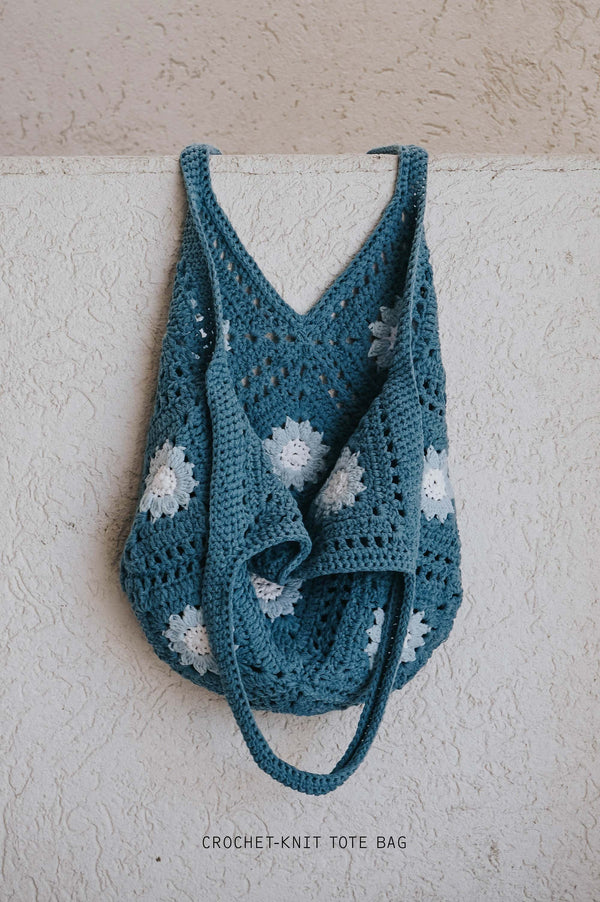 Hand crochet-knit tote bag (blue)