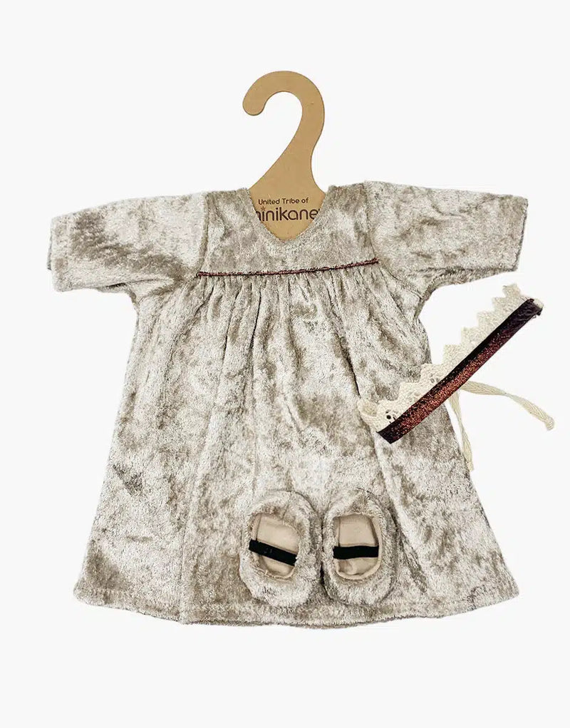 Zoe and her Princess set with beige velvet dress